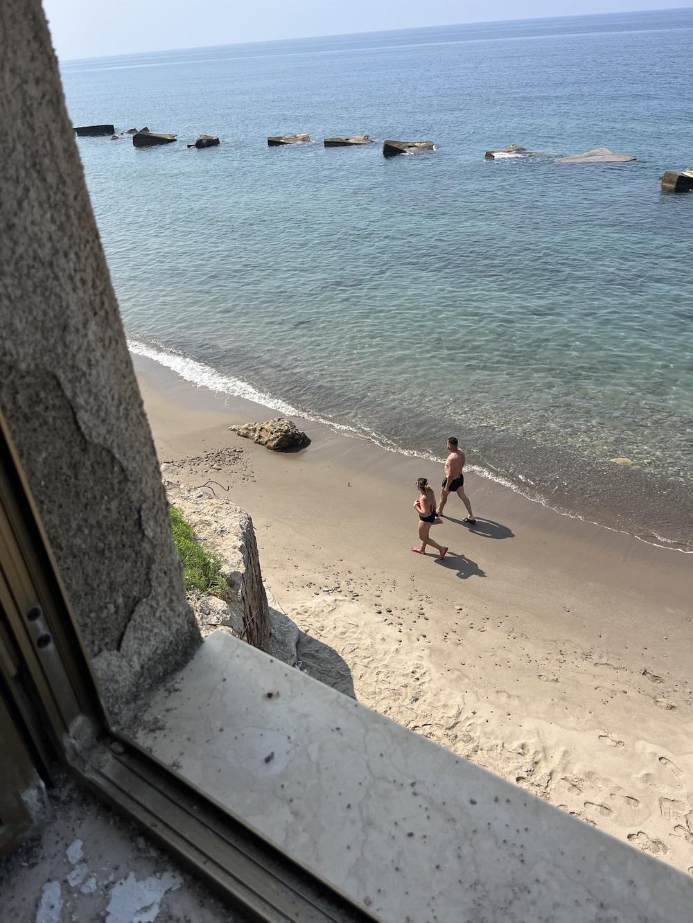 Il mare turchese davanti all'edificio